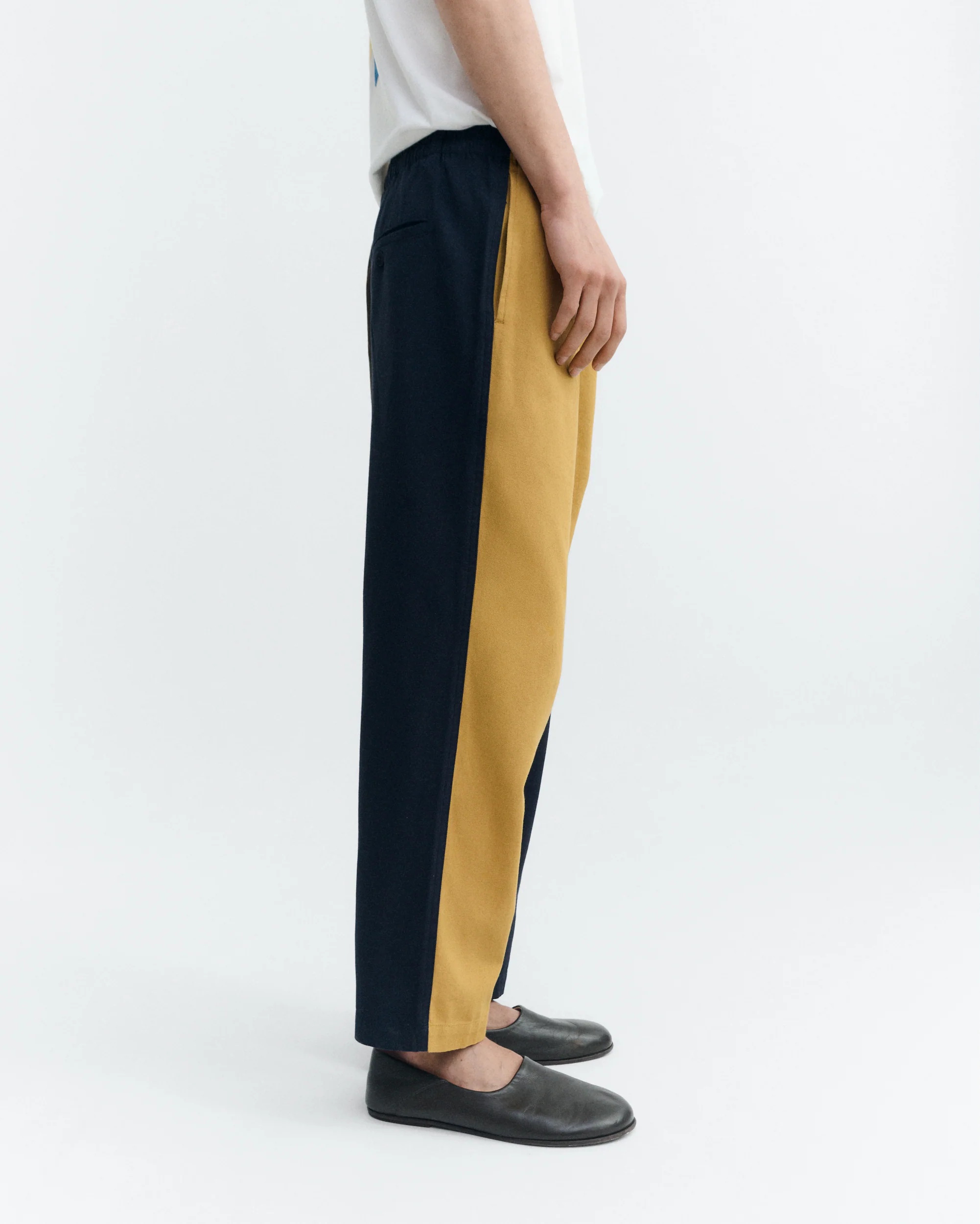 Pantalón loose navy y amarillo Luc - Image 3