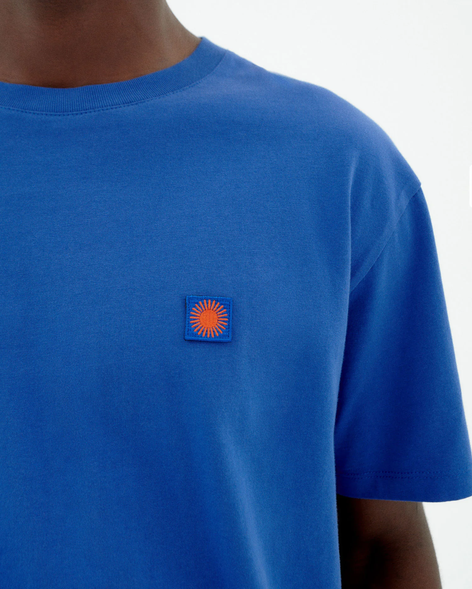 Camiseta azul sol espalda marrón - Image 3