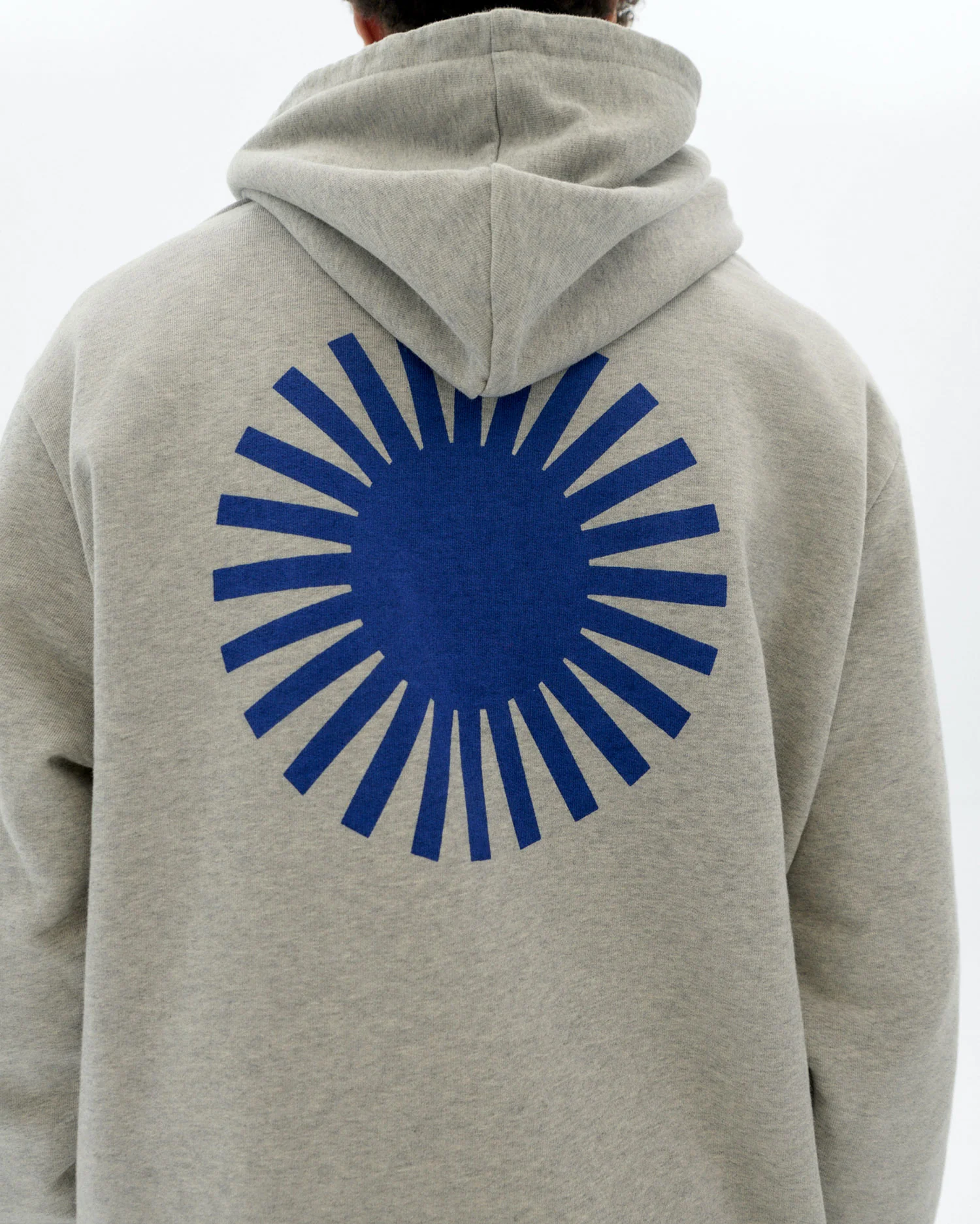 Hoodie gris sol espalda azul Simon - Image 4