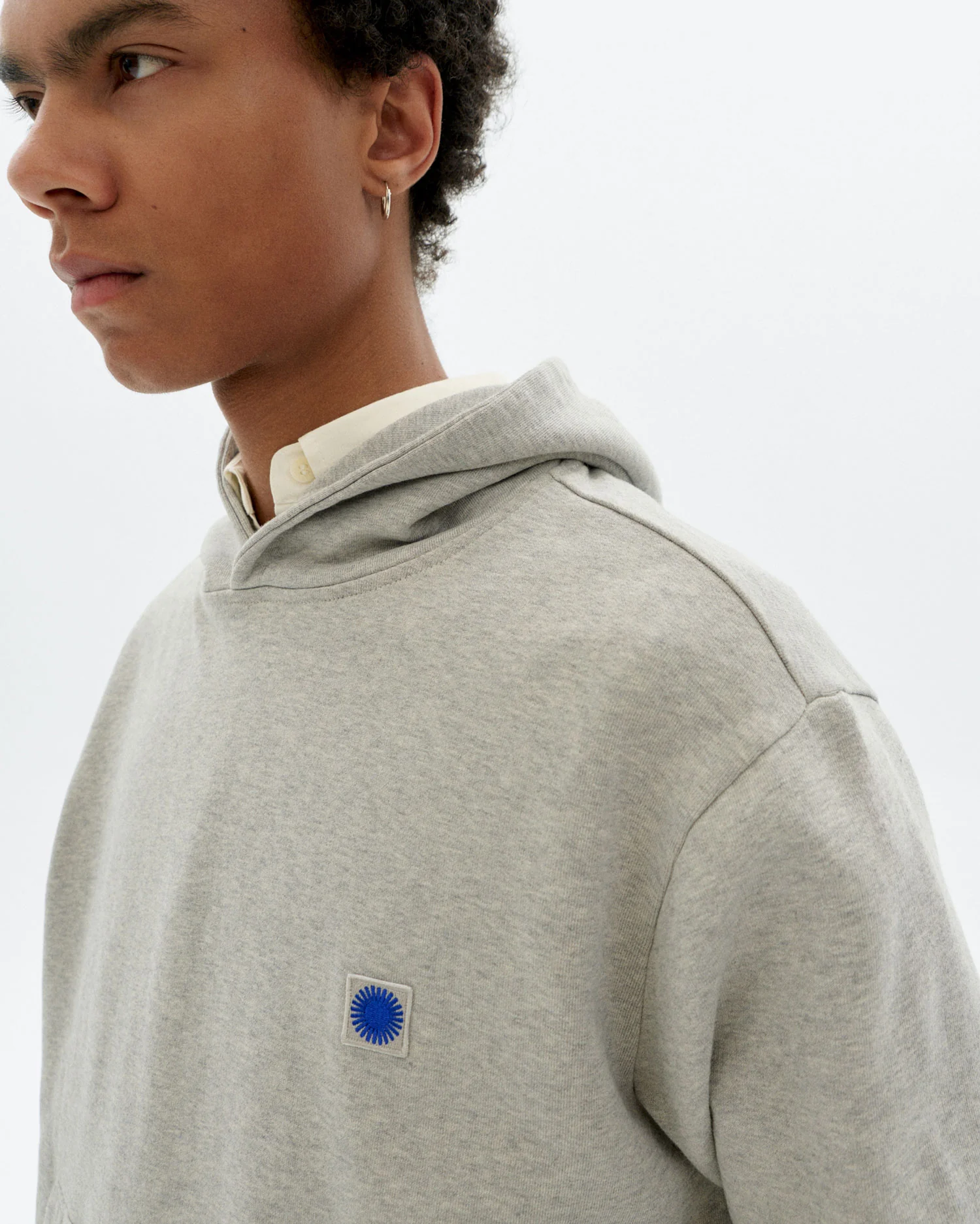 Hoodie gris sol espalda azul Simon - Image 5