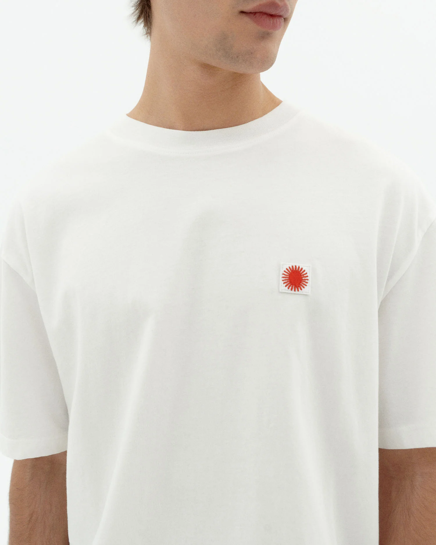 Camiseta blanca sol espalda rojo Aaron - Image 4