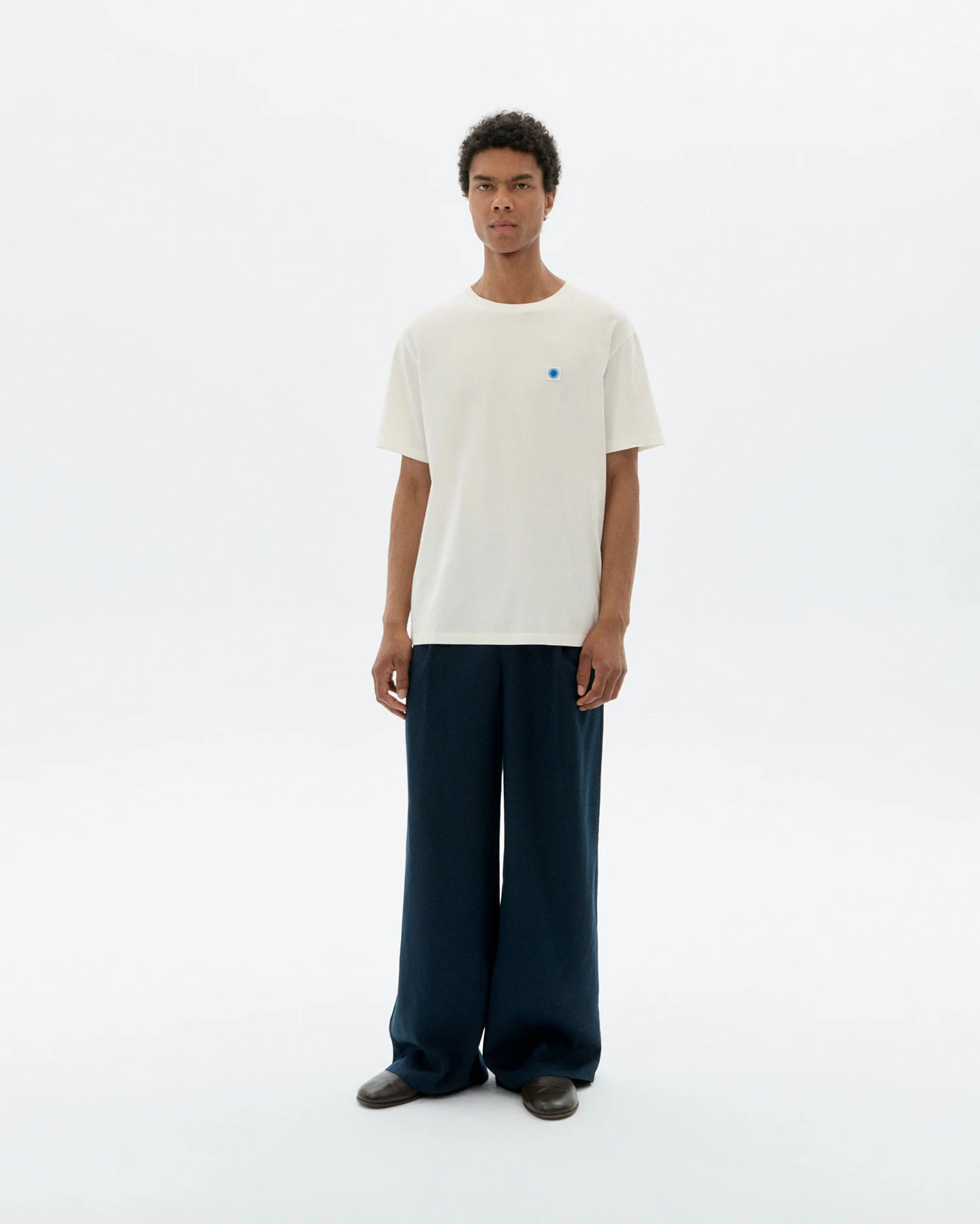 Camiseta blanca sol espalda azul - Image 3