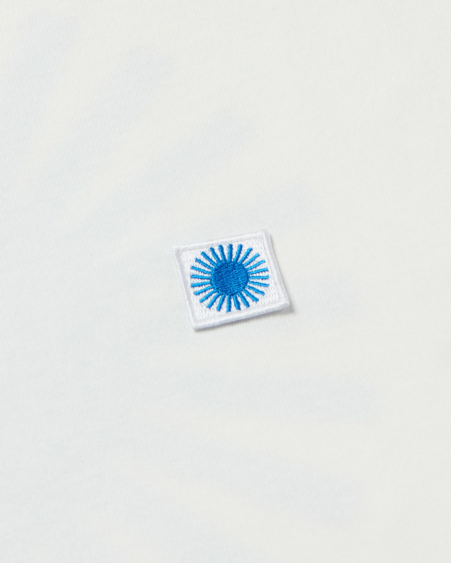 Camiseta blanca sol espalda azul - Image 7