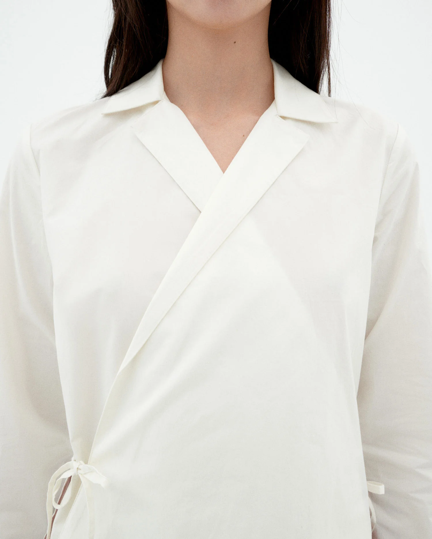 Blusa blanca cruzada Lenie - Image 3